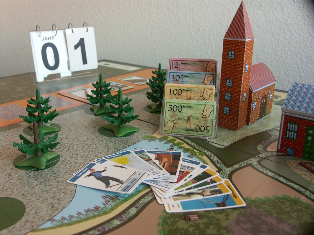 "Lokal life" Spiel - Geld "Piepen", Bäume "Greenies" und Spielkarten (Foto ANU MV)