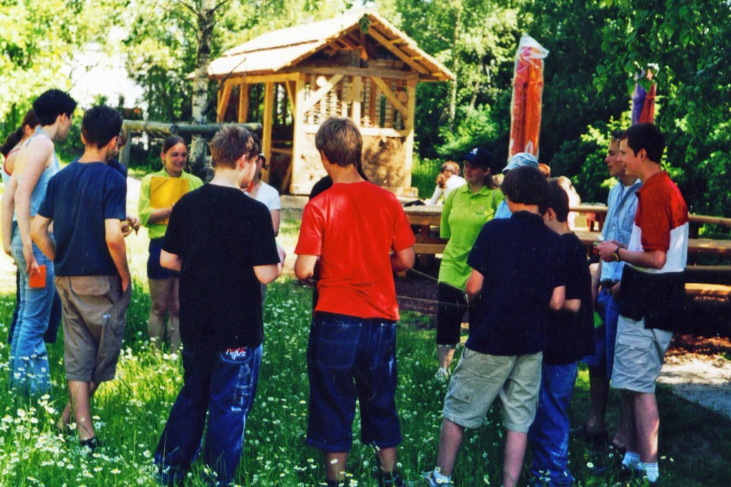 Jugendliche beim Netzspiel des Bauernhofes